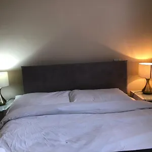 Entire Flat Very Comfortable 1 Bedroom Apartment