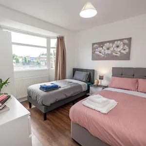 4 Bedrooms,2 Bathrooms House With Free Parking Holiday home