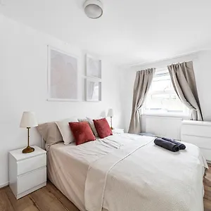 Hébergement de vacances Arte - 3-bedroom Bright House London, Haggerston, Garden, Parking, 8 Min Walk To Haggerston Station, Weekly Or Monthly Stays, Serviced - 7 Guests, Londres